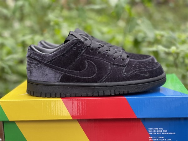 Dover Street Market x Nike Dunk Low “Triple Black” DH2686-002