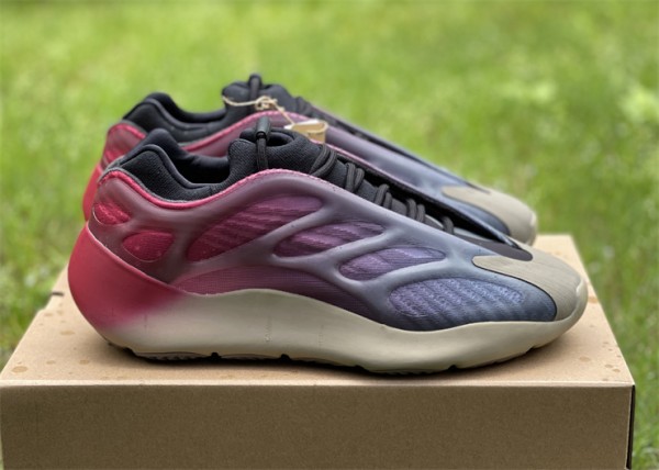 Adidas Yeezy 700 V3 Fade Carbon GW1814