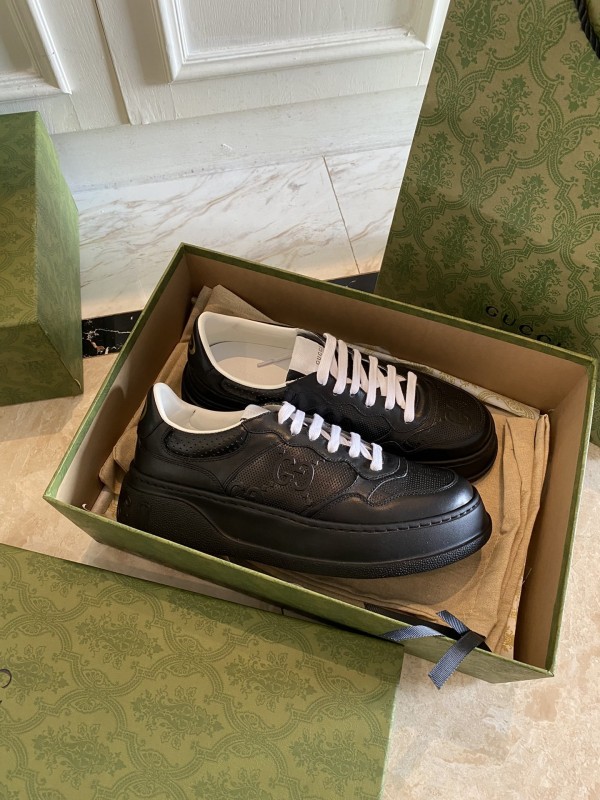 Gucci GG embossed sneaker 669582 1XL10 1000